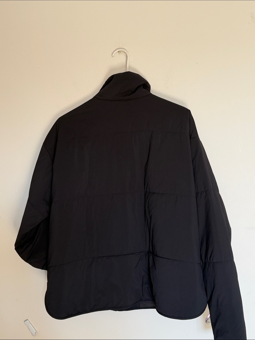 Vuori Black Cropped Puffer Jacket size large - Picture 7 of 8